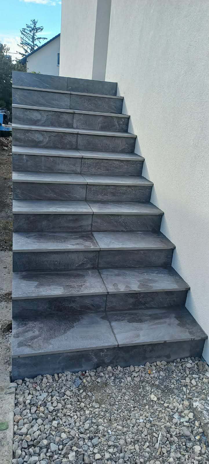 Referenzprojekt mit handwerklich verlegter Oberfläche